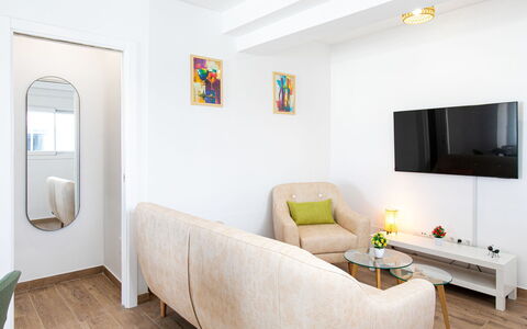 Elvix Nerja Center a: Mobilia, Interior Design, Divano, Pavimentazione, Parete, Pavimento, Soggiorno, Legna, Camera, Casa