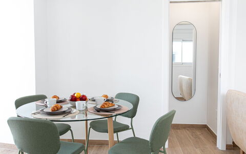 Elvix Nerja Center a: Mobilia, Interior Design, Legna, Pavimentazione, Tavolo, Pavimento, Sedia, Sala Da Pranzo, Cucina & Sala Da Pranzo Tavolo, Camera