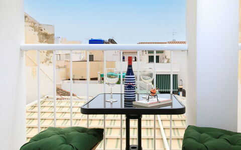 Elvix Nerja Center a: Mobilia, Sedia, Interior Design, Mobili Da Esterno, Appartamento, Balcone, Tavolo Esterno, Sedia Pieghevole, Color Legno, Tavolino Da Caffè