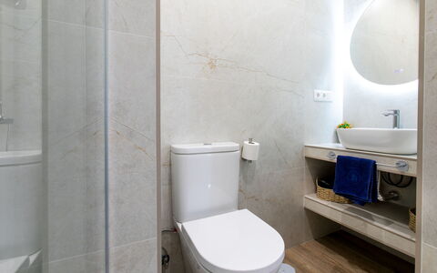 Elvix Nerja Center a: Toilet Seat, Bagno, Gabinetto, Idraulico Fixture, Pavimentazione, Parete, Pavimento, Interior Design, Lavello, Idraulico