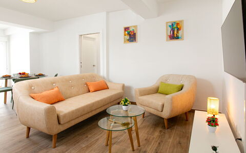 Elvix Nerja Center a: Mobilia, Interior Design, Pavimentazione, Divano, Pavimento, Legna, Camera, Soggiorno, Tessile, Soffitto
