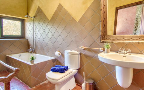 Mas Nualart: Interior Design, Pavimentazione, Pavimento, Idraulico Fixture, Parete, Bagno, Mobilia, Illuminazione, Idraulico, Rubinetto