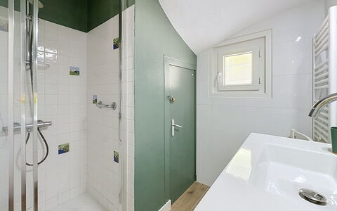 Claire Joie: Bagno, Idraulico Fixture, Parete, Pavimentazione, Pavimento, Interior Design, Gabinetto, Soffitto, Rubinetto, Lavandino Del Bagno