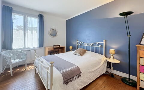 Claire Joie: Letto, Camera Da Letto, Mobilia, Bedding, Parete, Interior Design, Lenzuolo, Soffitto, Pavimentazione, Pavimento
