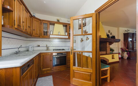 Casa Lulù: Interior Design, Mobilia, Pavimentazione, Legna, Soffitto, Pavimento, Cabinetry, Cucina, Camera, Controsoffitto