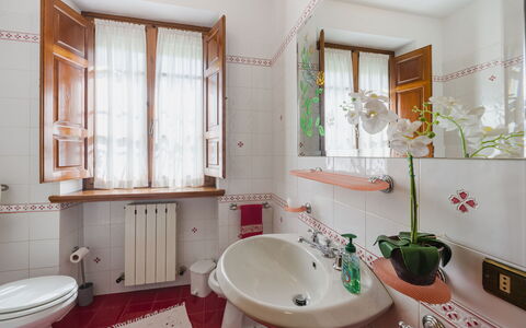 Casa Lulù: Interior Design, Idraulico Fixture, Pavimentazione, Lavandino Del Bagno, Pavimento, Lavello, Bagno, Rubinetto, Camera, Idraulico