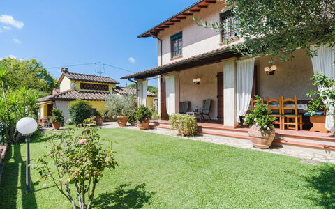 Casa Lulù: Giardino, Casa, Prato, Landscaping, Hacienda, Backyard, Cortile, Estate, Shade, Balcone