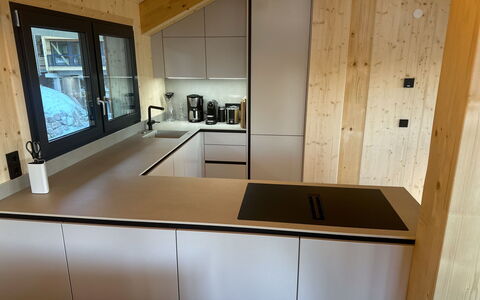 Großveitsch 605: Legna, Pavimentazione, Pavimento, Controsoffitto, Cucina, Pavimento In Legno, Color Legno, Latifoglie, Cabinetry, Idraulico Fixture
