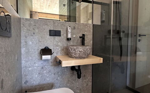 02 Nth050 18A Sup Chalet mit Sauna und Hot Tub 2 e: Parete, Idraulico Fixture, Pavimentazione, Interior Design, Pavimento, Bagno, Lavello, Idraulico, Lavandino Del Bagno, Rubinetto