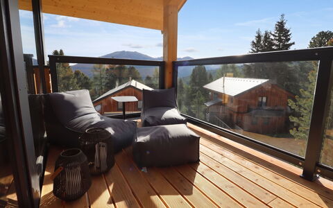 02 Nth050 18A Sup Chalet mit Sauna und Hot Tub 2 e: Legna, Latifoglie, Portico, Color Legno, Deck, Plank, Balcone, Shade, Sedia, Legname