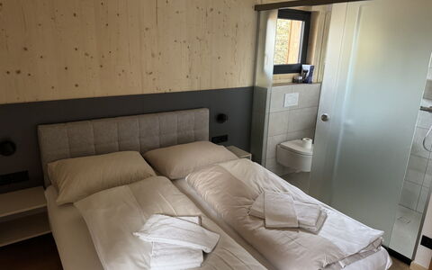 Großveitsch 607: Letto, Camera Da Letto, Lenzuolo, Bedding, Legna, Pavimento, Pavimentazione, Interior Design, Telaio Del Letto, Camera