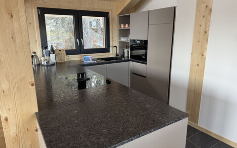 Großveitsch 607: Cucina, Pavimentazione, Controsoffitto, Cabinetry, Granito, Materiali Naturali, Elettrodomestico Da Cucina, Apparecchio Major, Color Legno, Elettrodomestico