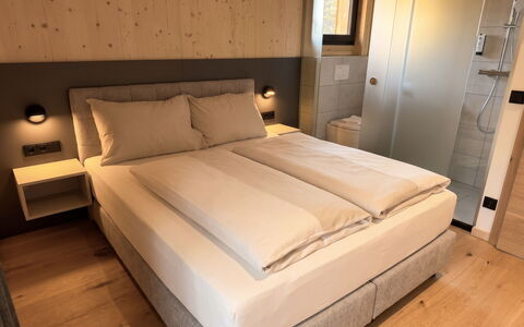 02 Nth055 18F Sup Chalet mit Sauna und Hot Tub 2 e: Camera Da Letto, Letto, Telaio Del Letto, Bedding, Camera, Lenzuolo, Latifoglie, Cuscino, Materasso, Color Legno