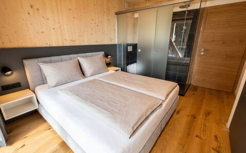 02 Nth055 18F Sup Chalet mit Sauna und Hot Tub 2 e: Camera Da Letto, Letto, Telaio Del Letto, Camera, Bedding, Latifoglie, Color Legno, Lenzuolo, Materasso, Pavimento In Legno