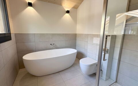 02 Nth055 18F Sup Chalet mit Sauna und Hot Tub 2 e: Pavimentazione, Pavimento, Parete, Idraulico Fixture, Interior Design, Bagno, Vasca Da Bagno, Idraulico, Piastrella, Rubinetto