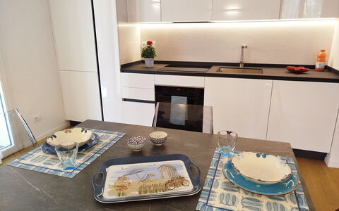 Lola Home - Levanto: Legna, Pavimentazione, Interior Design, Mobilia, Cucina, Controsoffitto, Pavimento, Elettrodomestico Da Cucina, Casa, Cabinetry