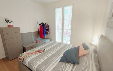 Lola Home - Levanto: Mobilia, Legna, Camera Da Letto, Pavimentazione, Interior Design, Pavimento, Letto, Lenzuolo, Camera, Bedding