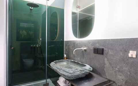 03 Nth032 Deluxe Chalet mit Sauna und Hot Tub: Interior Design, Idraulico Fixture, Specchio, Illuminazione, Rubinetto, Lavello, Lampada, Idraulico, Bagno, Lavandino Del Bagno