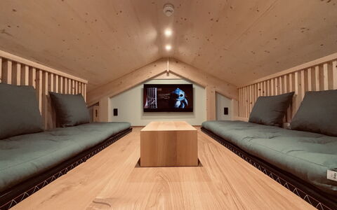 03 Nth032 Deluxe Chalet mit Sauna und Hot Tub: Legna, Interior Design, Pavimentazione, Pavimento, Mobilia, Soffitto, Camera, Pavimento In Legno, Latifoglie, Soggiorno