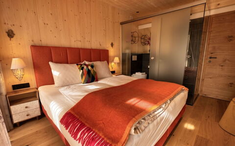 02 Nth056 18G Sup Chalet mit Sauna und Hot Tub 2 e: Mobilia, Interior Design, Camera Da Letto, Letto, Pavimentazione, Legna, Pavimento, Lenzuolo, Bedding, Telaio Del Letto