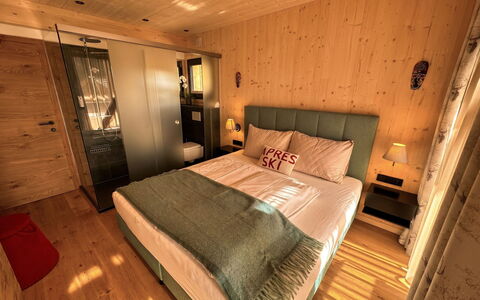 02 Nth056 18G Sup Chalet mit Sauna und Hot Tub 2 e: Interior Design, Mobilia, Pavimento, Pavimentazione, Letto, Camera Da Letto, Legna, Lenzuolo, Camera, Bedding