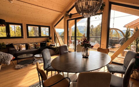 02 Nth056 18G Sup Chalet mit Sauna und Hot Tub 2 e: Mobilia, Interior Design, Legna, Soffitto, Pavimentazione, Pavimento, Sedia, Illuminazione, Soggiorno, Lampada