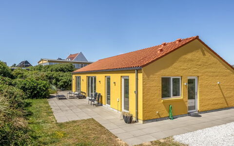 Lars - 350M from the Sea: Casa, Arbusto, Casa, Zona Residenziale, Estate, Villetta, Hacienda, Cortile, Shade, Prato