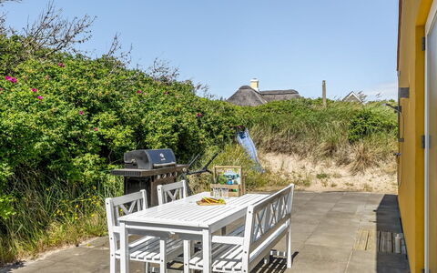 Lars - 350M from the Sea: Casa, Arbusto, Casa, Zona Residenziale, Estate, Villetta, Hacienda, Cortile, Shade, Prato