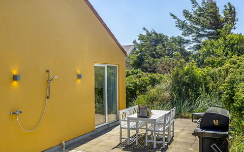 Lars - 350M from the Sea: Casa, Arbusto, Casa, Zona Residenziale, Estate, Villetta, Hacienda, Cortile, Shade, Prato
