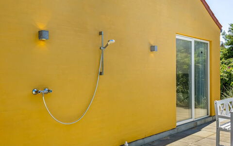 Lars - 350M from the Sea: Casa, Arbusto, Casa, Zona Residenziale, Estate, Villetta, Hacienda, Cortile, Shade, Prato