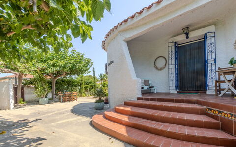 Villa Pipa: Casa, Arbusto, Casa, Zona Residenziale, Estate, Villetta, Hacienda, Cortile, Shade, Prato