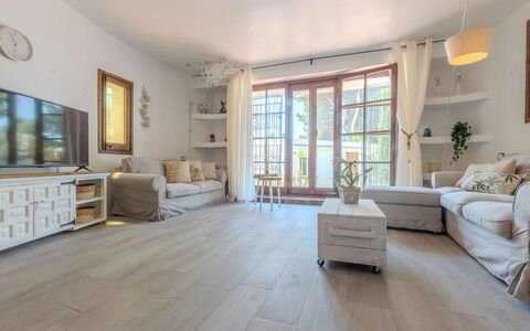 Villa Pipa: Casa, Arbusto, Casa, Zona Residenziale, Estate, Villetta, Hacienda, Cortile, Shade, Prato
