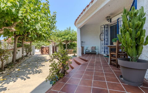 Villa Pipa: Casa, Arbusto, Casa, Zona Residenziale, Estate, Villetta, Hacienda, Cortile, Shade, Prato