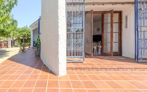 Villa Pipa: Casa, Arbusto, Casa, Zona Residenziale, Estate, Villetta, Hacienda, Cortile, Shade, Prato
