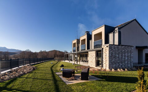 Alfa: Casa, Arbusto, Casa, Zona Residenziale, Estate, Villetta, Hacienda, Cortile, Shade, Prato