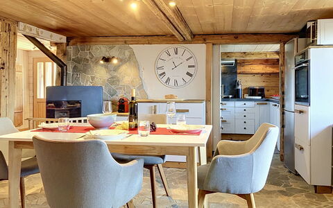 Chalet 1899: Mobilia, Interior Design, Pavimentazione, Sedia, Legna, Pavimento, Sala Da Pranzo, Tavolo, Soffitto, Lampada