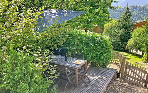 Chalet 1899: Arbusto, Giardino, Shade, Ombrello, Tavolo Esterno, Mobili Da Esterno, Primavera, Sedia, Backyard, Cortile