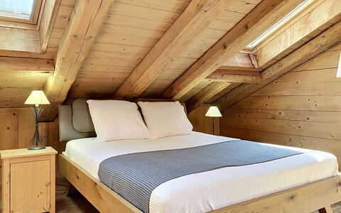 Chalet 1899: Mobilia, Camera Da Letto, Letto, Legna, Pavimentazione, Pavimento, Interior Design, Tessile, Bedding, Marrone