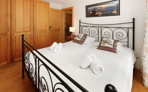 Prima 1084: Mobilia, Letto, Interior Design, Camera Da Letto, Pavimentazione, Legna, Pavimento, Lenzuolo, Camera, Bedding