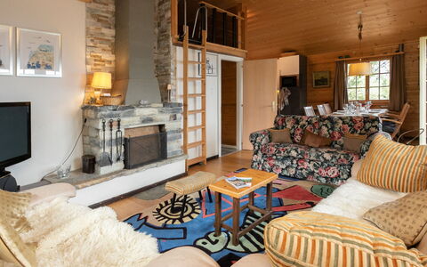 Prima 1084: Mobilia, Interior Design, Divano, Pavimentazione, Pavimento, Camera, Legna, Soggiorno, Soffitto, Sedia
