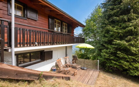 Prima 1084: Legna, Portico, Casa, Villetta, Casa, Tetto, Porta, Latifoglie, Balcone, Raccordo