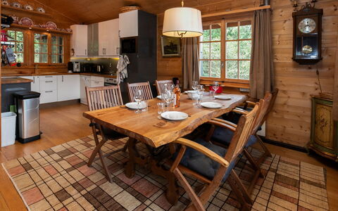 Prima 1084: Mobilia, Legna, Interior Design, Pavimentazione, Tavolo, Cucina & Sala Da Pranzo Tavolo, Soffitto, Sedia, Pavimento, Sala Da Pranzo