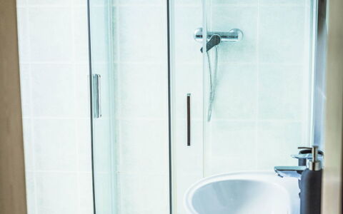 U Šenkýře Mikeše: Bagno, Idraulico Fixture, Interior Design, Pavimentazione, Pavimento, Doccia, Idraulico, Soffione Doccia, Lavandino Del Bagno, Doccia Porta