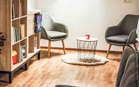 U Šenkýře Mikeše: Mobilia, Interior Design, Pavimentazione, Pavimento, Legna, Soggiorno, Pavimento In Legno, Camera, Casa, Sedia