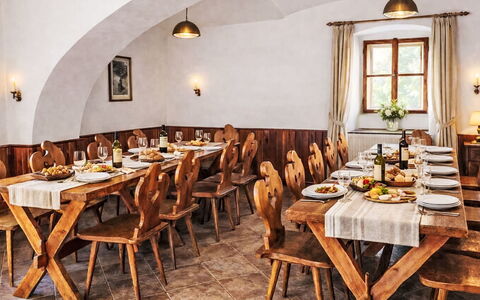 Máchova Roubenka: Mobilia, Interior Design, Cucina & Sala Da Pranzo Tavolo, Tavolo, Soffitto, Pavimentazione, Ristorante, Villetta, Sala Da Pranzo, Sedia