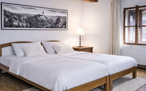 Máchova Roubenka: Letto, Mobilia, Camera Da Letto, Bedding, Lenzuolo, Interior Design, Legna, Pavimento, Pavimentazione, Biancheria