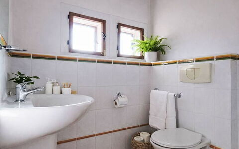Máchova Roubenka: Toilet Seat, Pavimentazione, Pavimento, Idraulico Fixture, Bagno, Interior Design, Gabinetto, Piastrella, Idraulico