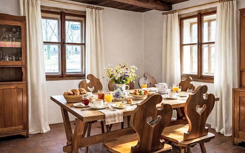 Máchova Roubenka: Mobilia, Legna, Tavolo, Interior Design, Pavimentazione, Cucina & Sala Da Pranzo Tavolo, Sedia, Sala Da Pranzo, Color Legno, Pavimento