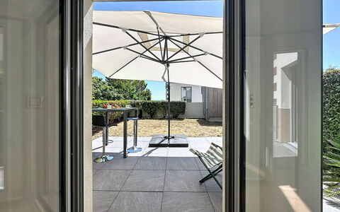 Les Sylphes: Pavimento, Porta, Pavimentazione, Porta A Casa, Vaso Di Fiori, Balcone, Shade, Mobili Da Esterno, Latifoglie, Pianta Della Casa