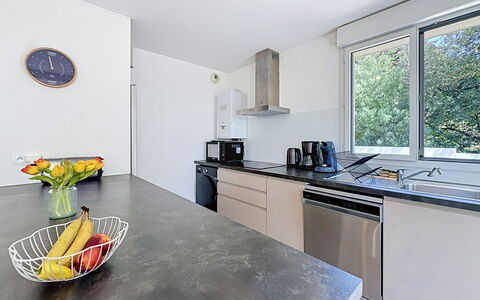 Les Sylphes: Cucina, Controsoffitto, Mobilia, Interior Design, Elettrodomestico Da Cucina, Pavimentazione, Casa, Apparecchio Major, Cabinetry, Lavandino Della Cucina